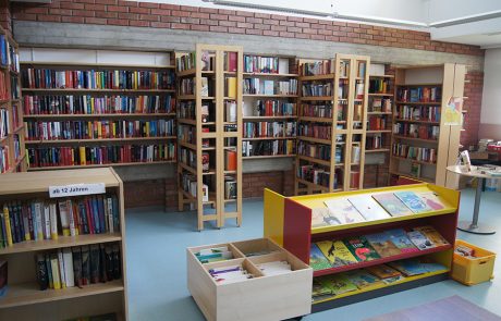 Bücherregale in der Gemeindebücherei Tadten