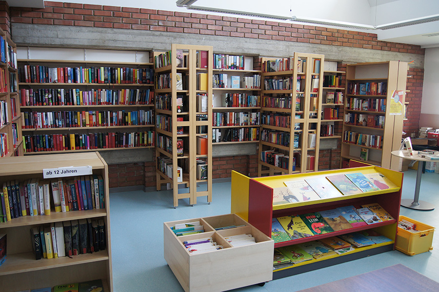 Bücherregale in der Gemeindebücherei Tadten
