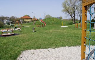 Spielgeräte auf dem Spielplatz Tadten