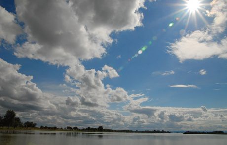 Zicksee unter blauem Himmel mit Wolken